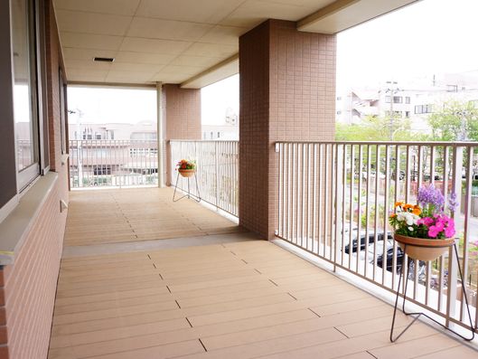 広々とした共有バルコニー