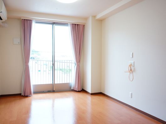 大きな窓のある居室