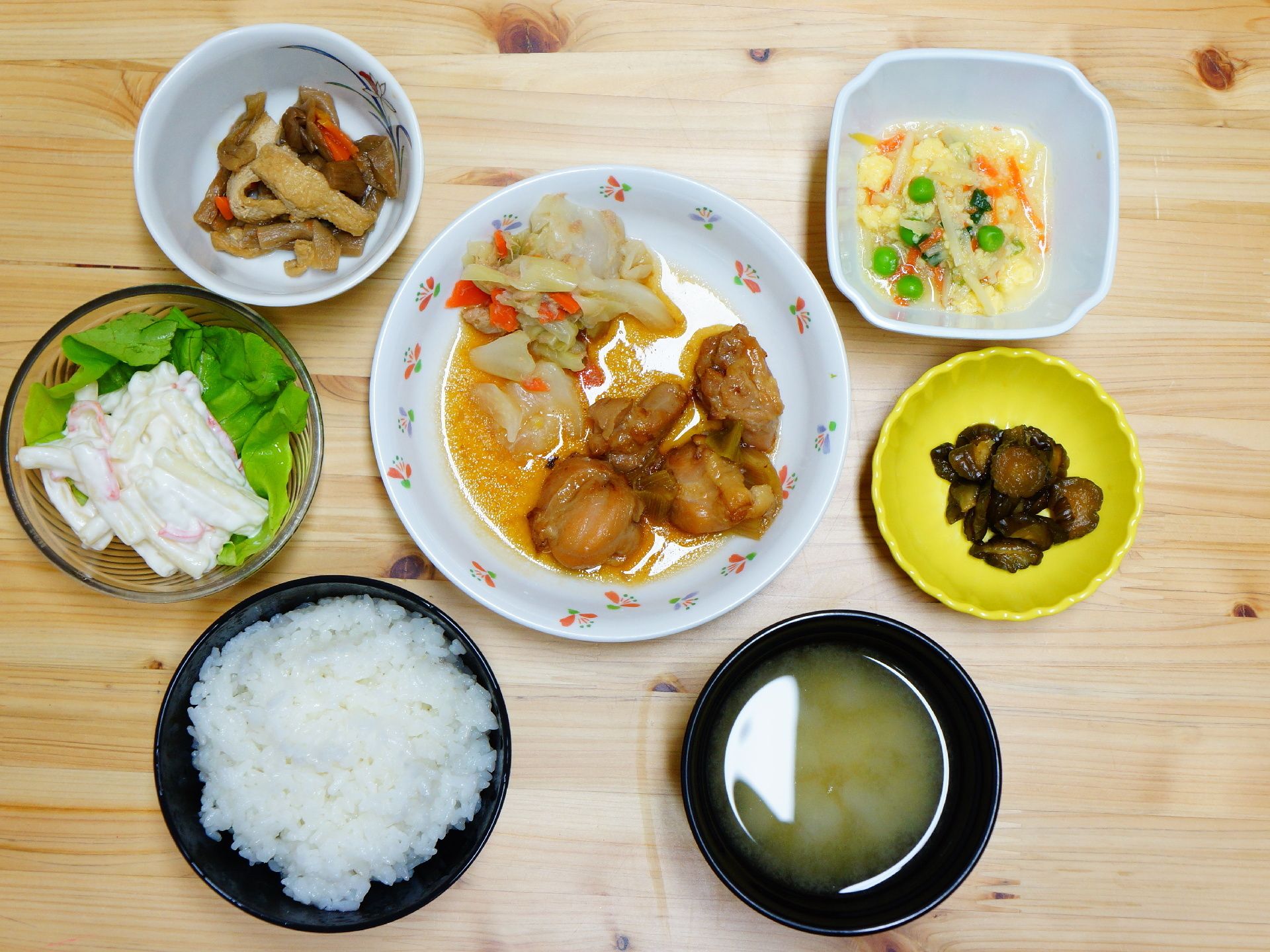 ご飯やサラダ、煮物や汁物など7品の食事が提供される。栄養のバランスがとれた充実した内容のメニューである。