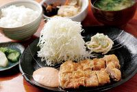 一口大のとんかつと、ごはんと味噌汁がセットになったメニュー