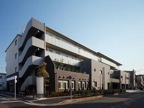 5階建てのサービス付き高齢者向け住宅の外観