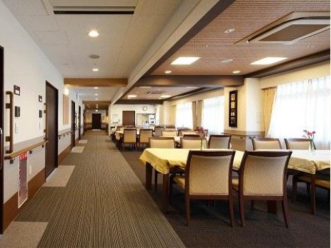 テーブルセットが複数設置されたリビング
