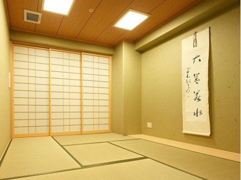 掛け軸が飾られた畳の和室