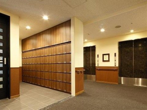 靴箱やエレベーターが設置されたエントランス