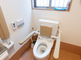 介護施設の清潔なトイレの一室