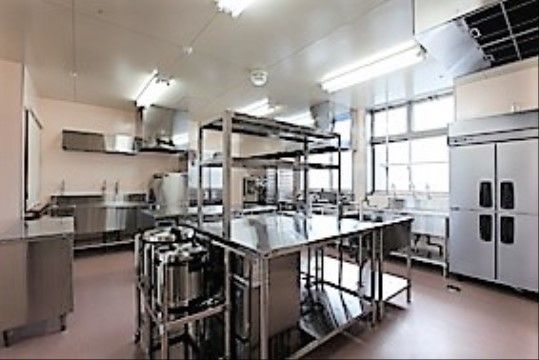 より愛きりしまの厨房。入居者様の健康と笑顔を毎日献立からこちらでご用意しております。