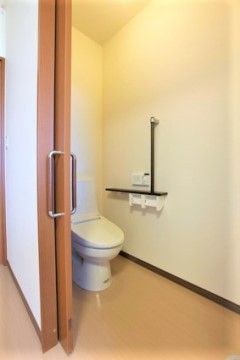 より愛きりしまのトイレ。居室内に設けられた個人専用のトイレとなっております。ご自宅のようにお気軽にご利用ください。
