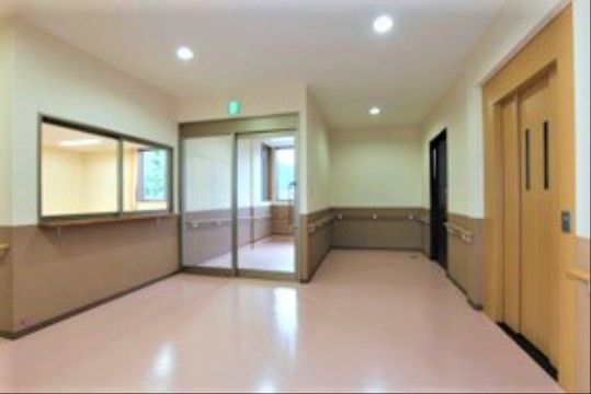 より愛きりしまのロビー。館内への出入りを毎日24時間モニターしておりますので、安心して夜間もお過ごしいただけます。