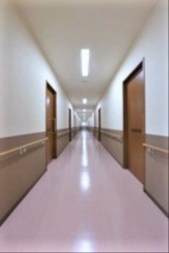 より愛きりしまの廊下。明るく見通しの良い廊下では、夜間お一人でのご通行も安心して行えます。