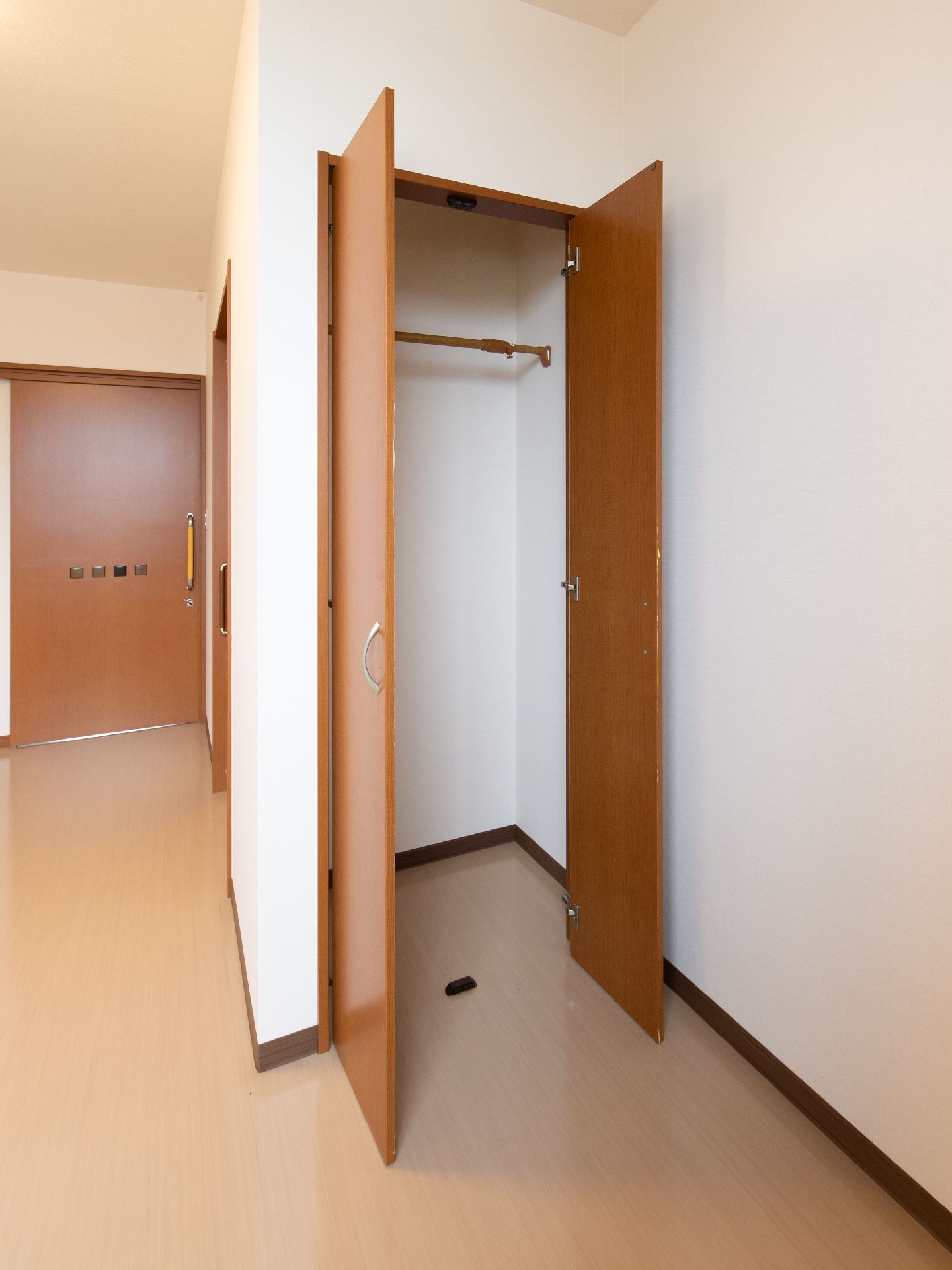 居室にはクローゼットが備えつけられている。入口の扉は木製のスライド式の扉となっており、鍵が掛けられるようになっている。