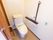 居室に備えられたトイレで、スライド式の扉で仕切られている。壁には呼び出しボタンや、手すりが設置されている。