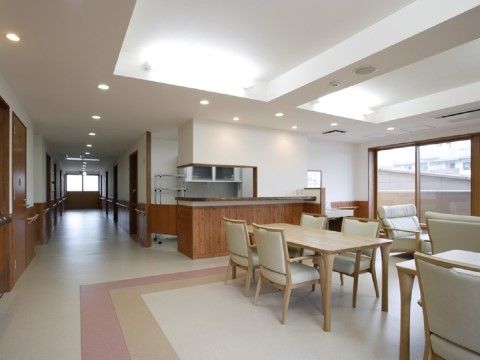 キッチンの前にテーブル、椅子があり、廊下とつながっている食堂