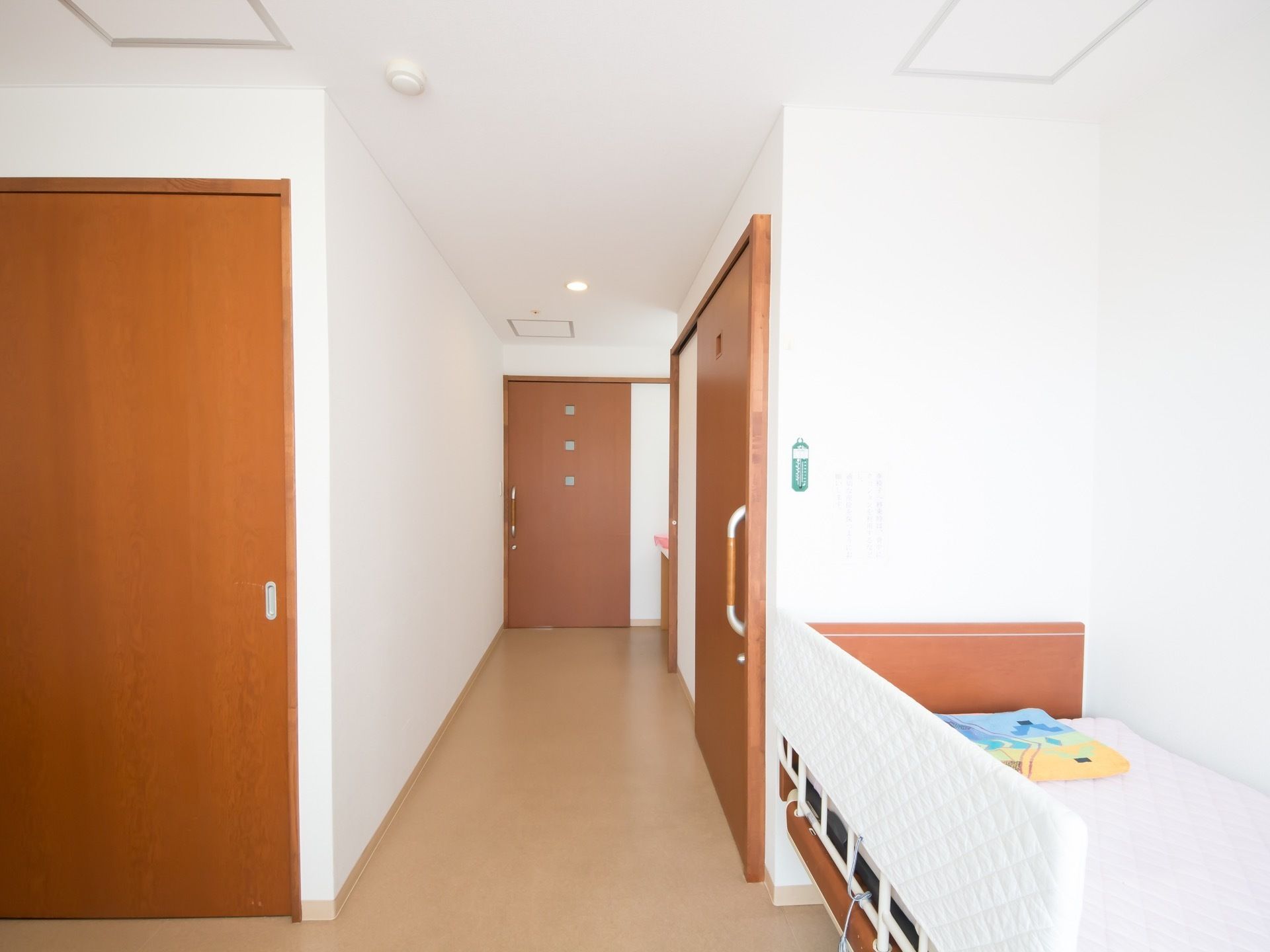 奥に居室の扉があり、向かって右側にはトイレ、左側には収納が用意されている。いずれの扉もスライドタイプを採用している。
