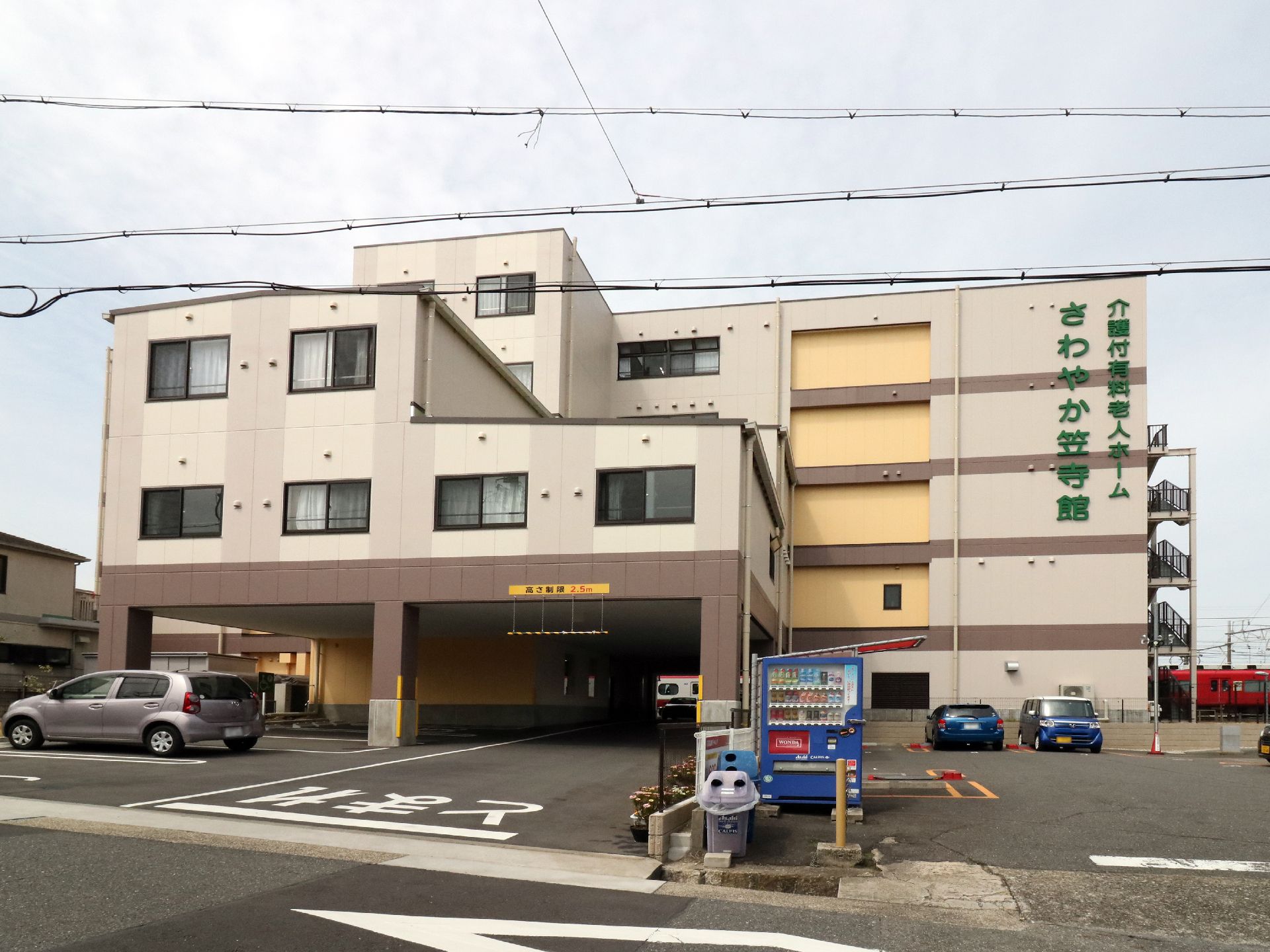 1階部分に広い駐車場があり、外階段付きの5階建ての建物