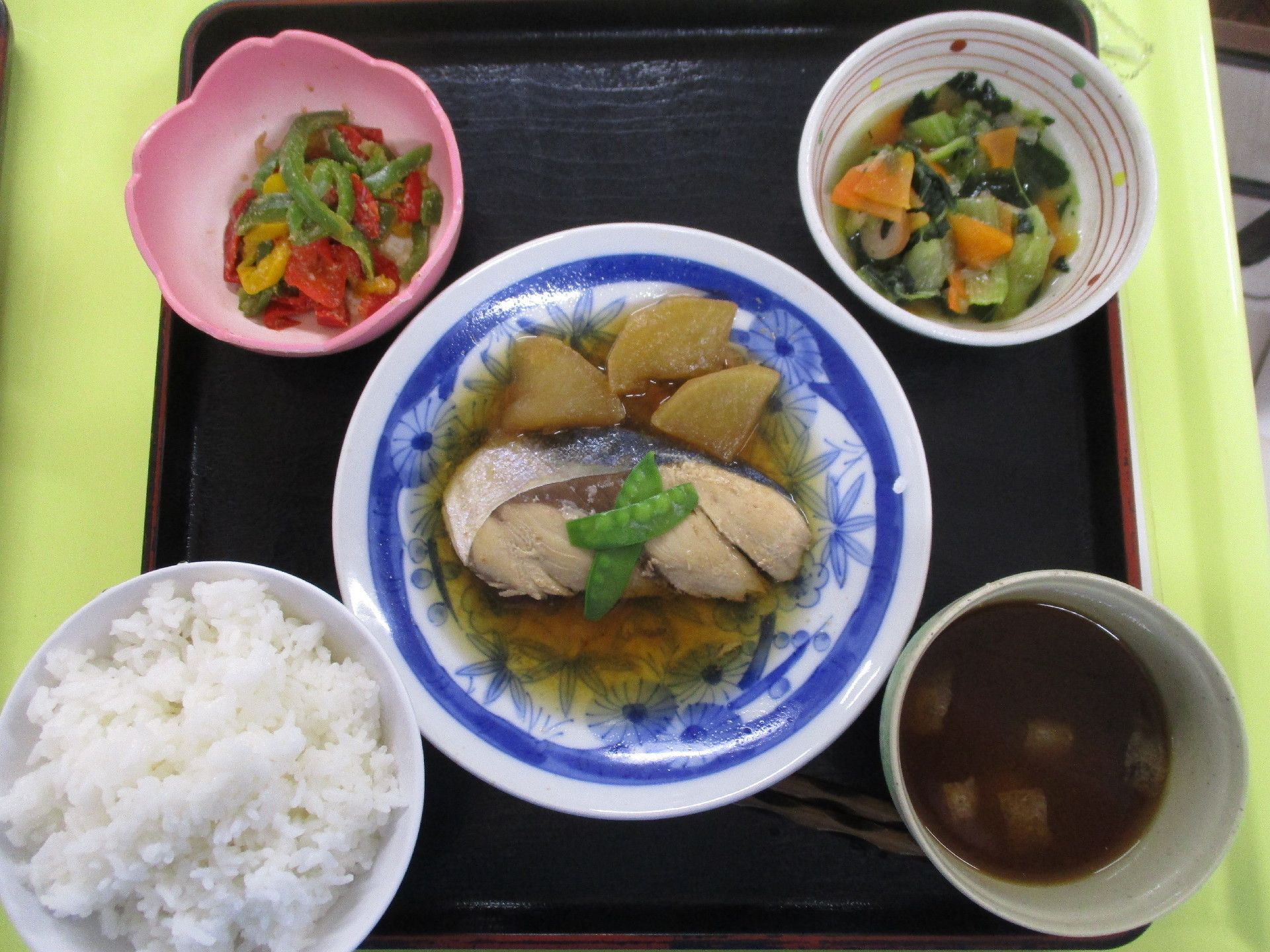 栄養面を考慮された食欲を刺激する食事。彩り鮮やかで毎日の食事において飽きの来ないような工夫をしている。