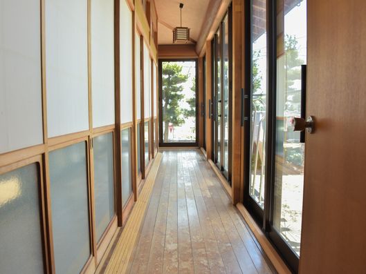 明るい光たっぷりの縁側