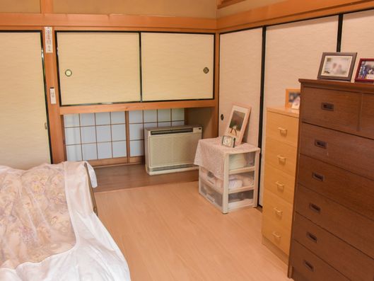 居室のゆったりした内観