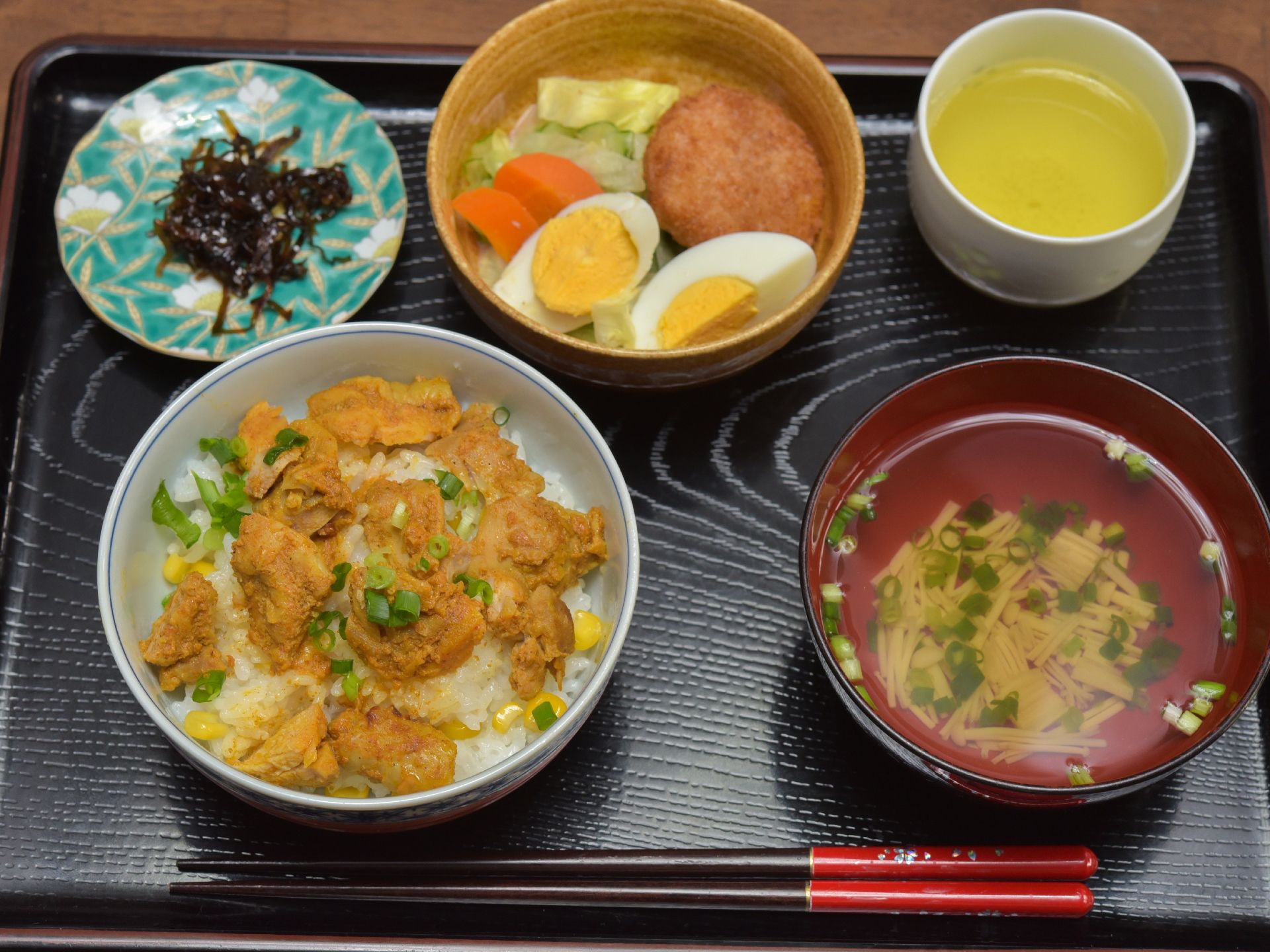 施設で提供される食事は、丼物や汁物、煮物など充実した内容である。手作り感があり、栄養たっぷりである。