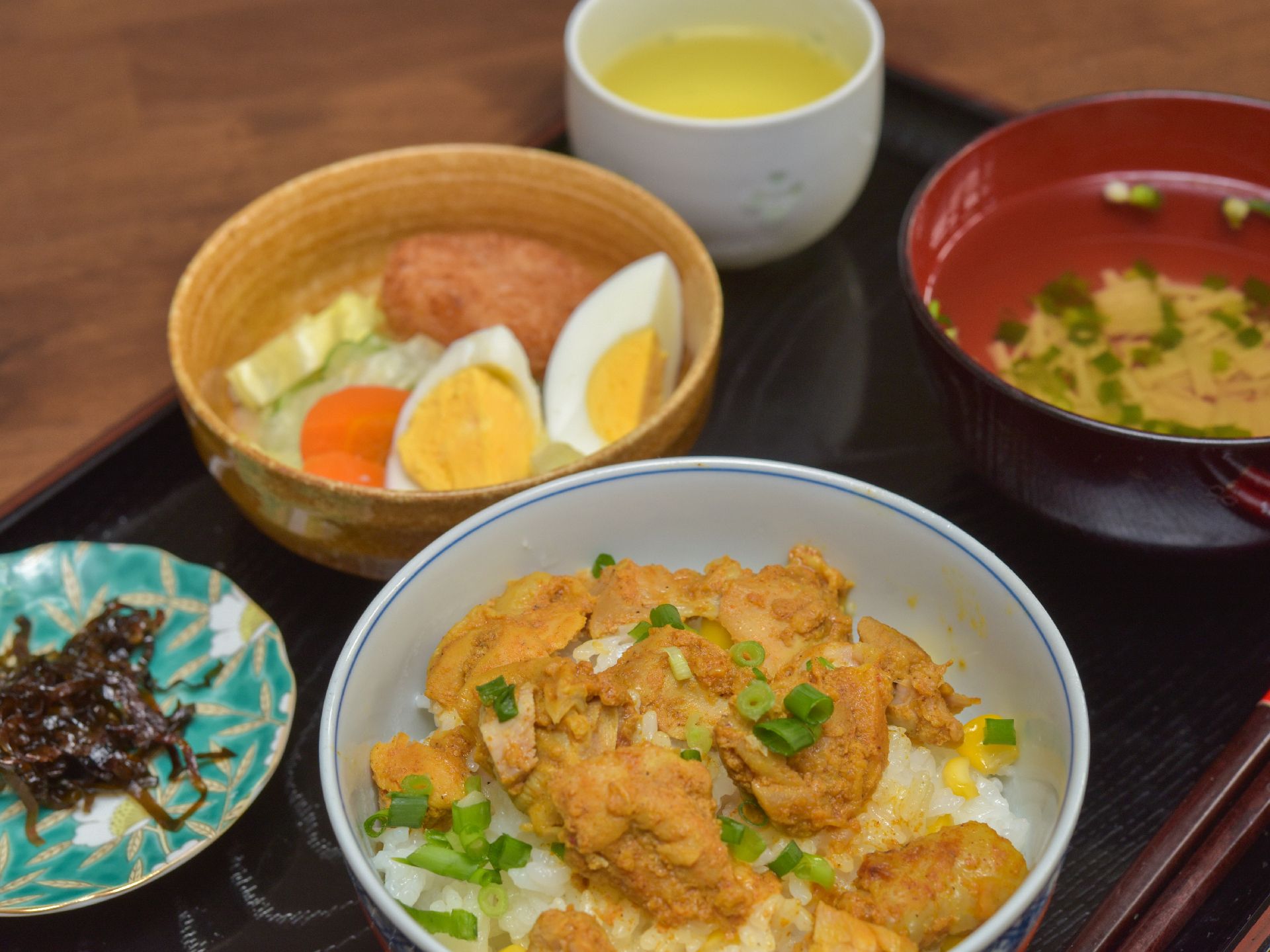 彩りや食べ合わせを考慮し、品数も多く用意された食事