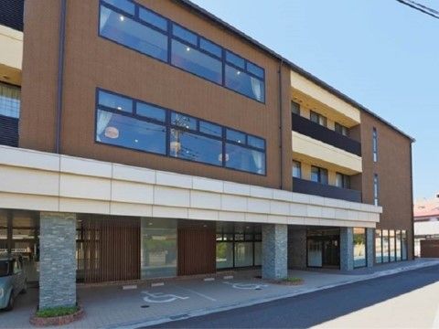 エントランス横に場所が設けられ、車椅子をご利用の方が乗降しやすい駐車スペース