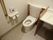 トイレは、温水洗浄機能付きである。壁には、手すりや呼び出しボタン取り付けられている。同じ空間に洗面台が設置されている。