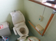 介護施設内のトイレと廊下