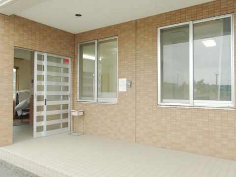 「エスノス六戸福祉センター サービス付き高齢者向け住宅ひより苑」のエントランス。バリアフリー構造の玄関。
