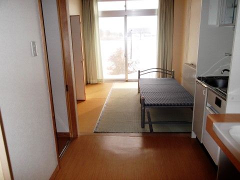 「エスノス六戸福祉センター サービス付き高齢者向け住宅ひより苑」の居室。バリアフリー構造の居室。