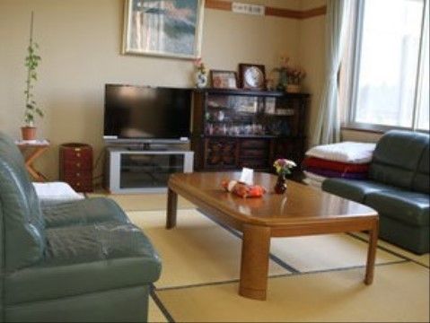 「エスノス六戸福祉センター サービス付き高齢者向け住宅ひより苑」の和室。畳でくつろげる部屋。