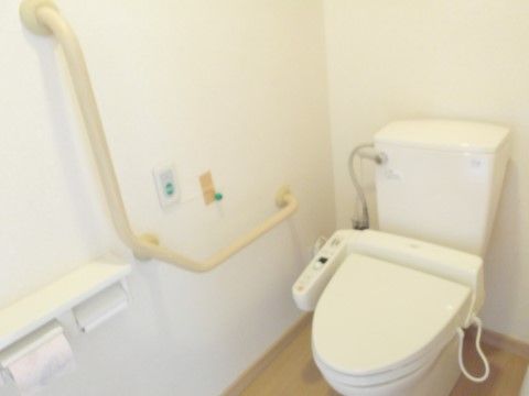 「エスノス六戸福祉センター サービス付き高齢者向け住宅ひより苑」のトイレ。L字型手すりを設けている。