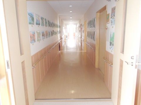 「エスノス六戸福祉センター サービス付き高齢者向け住宅ひより苑」の廊下。壁に作品を展示している。