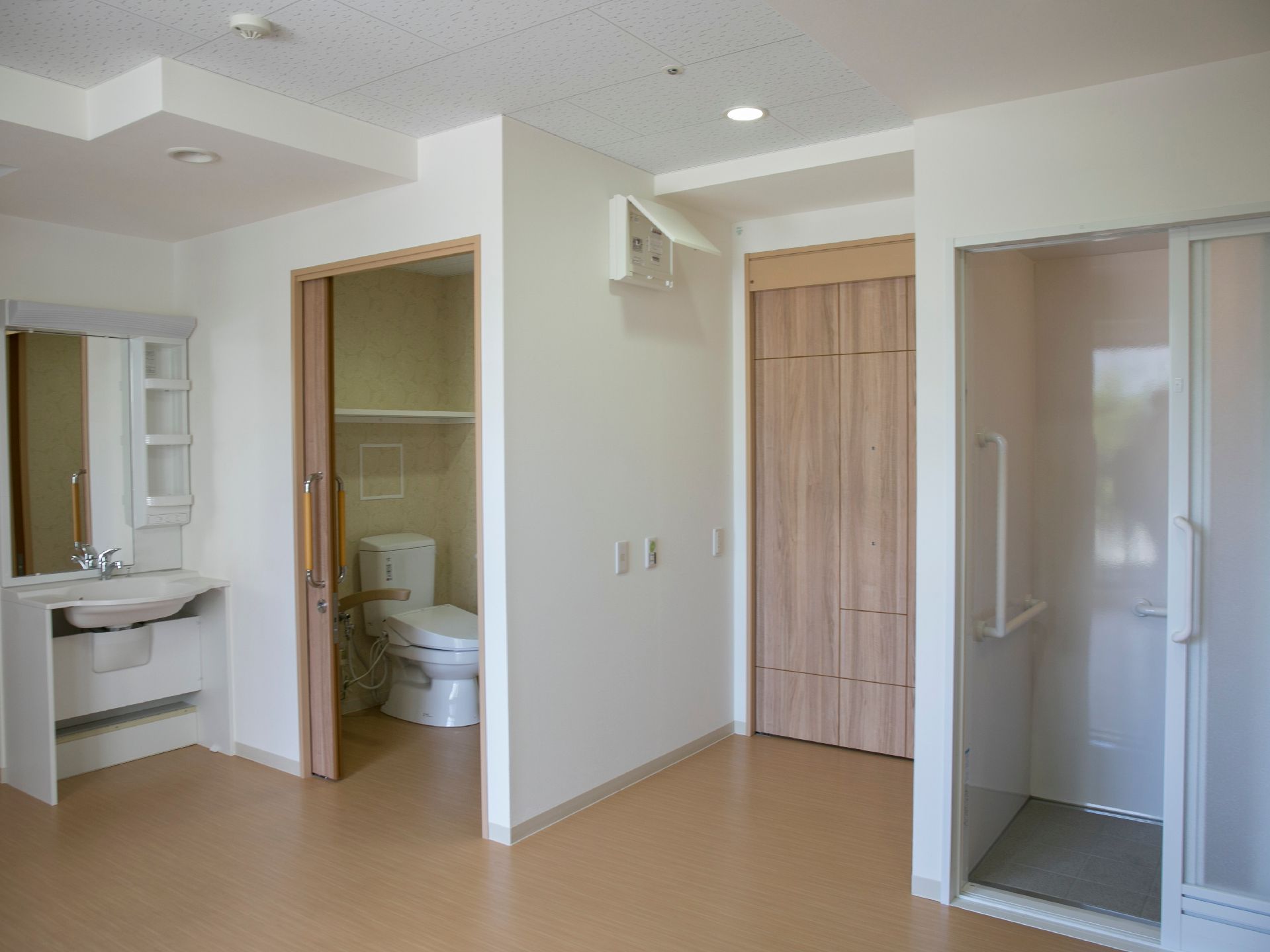 個室から洋式トイレへは、スライド式吊り下げタイプの引き戸のため、部屋との境目がなくフラットになっている。