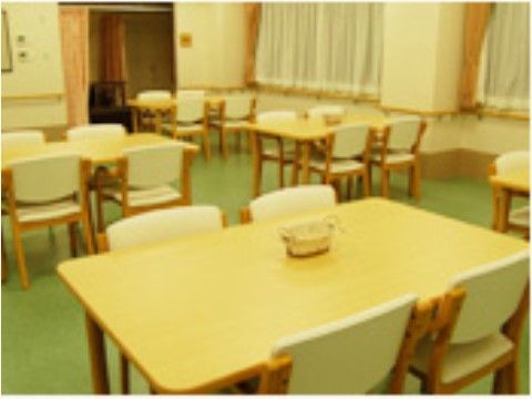 食堂には長方形のテーブルが複数台設置されており、周囲には椅子が並べられている。テーブル間の幅は広く、通路としてのスペースが確保されている。