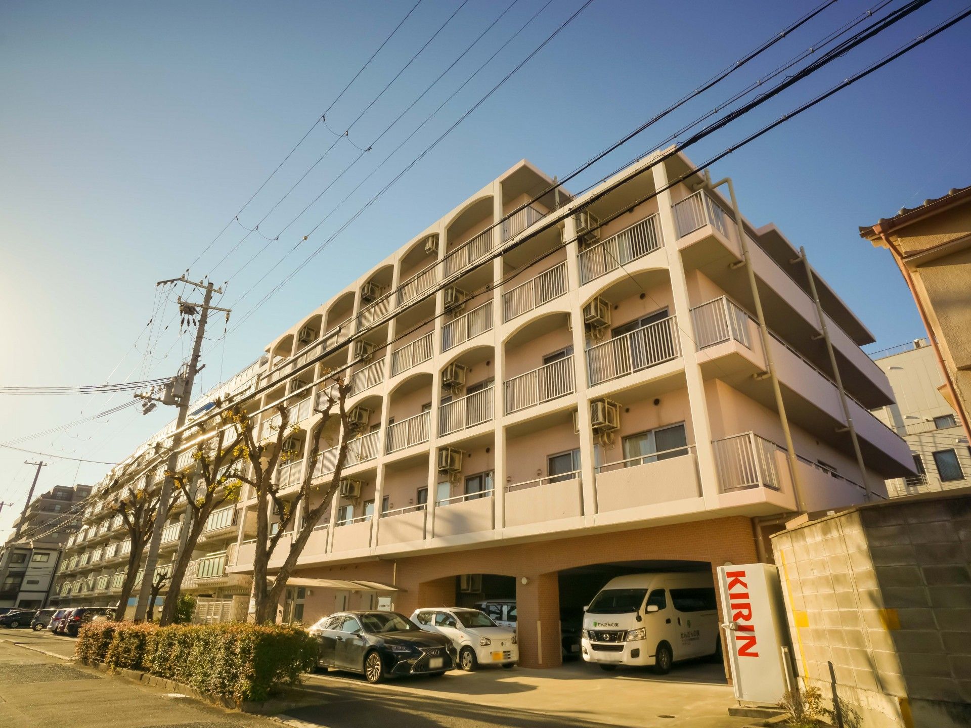 電動リフトが取り付けられ、安全に入浴介助が受けられる浴室