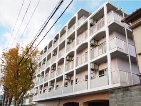 せんだんの実の外観。集合住宅のような作りで一階部には駐車スペースを完備している。