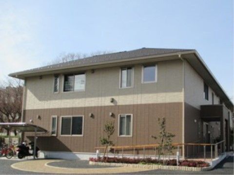 ホームの外には、サイズの異なる窓が付いている。入口前には屋根と柱がある。スロープで玄関まで進むことができる作りである。