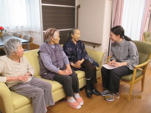 リビングには、３人がけの薄黄色のソファーや４人がけテーブルが用意してある。入居者様が団欒できる空間である。
