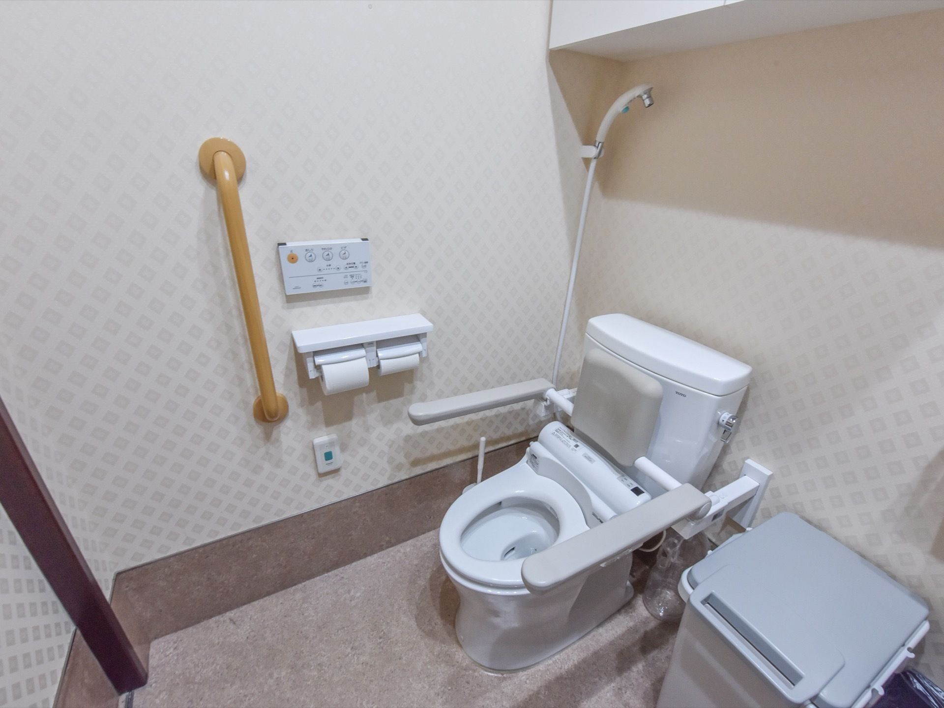 安全性に充分配慮したトイレには、壁側面に手すりを付け、ナースコールも設置。ボタンを押せばすぐにスタッフが駆けつける体制を整えている。