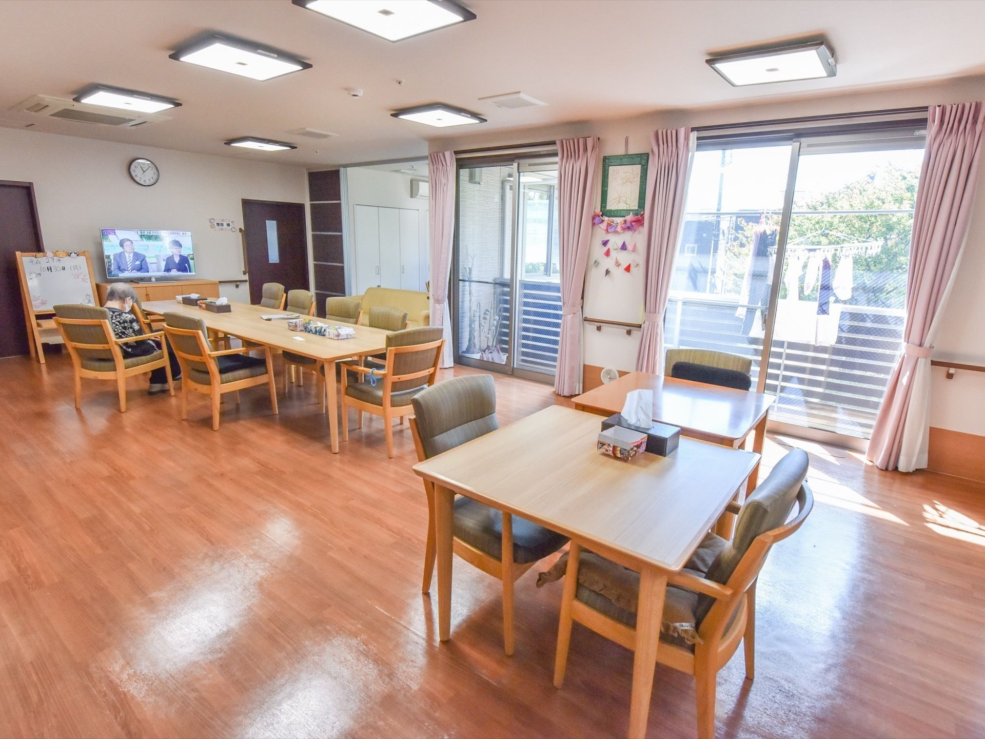 食堂としても使われる共有スペースでは、入居者様がテレビを見たい時、おしゃべりをしたい時など自由に出入りをして寛いでいる。