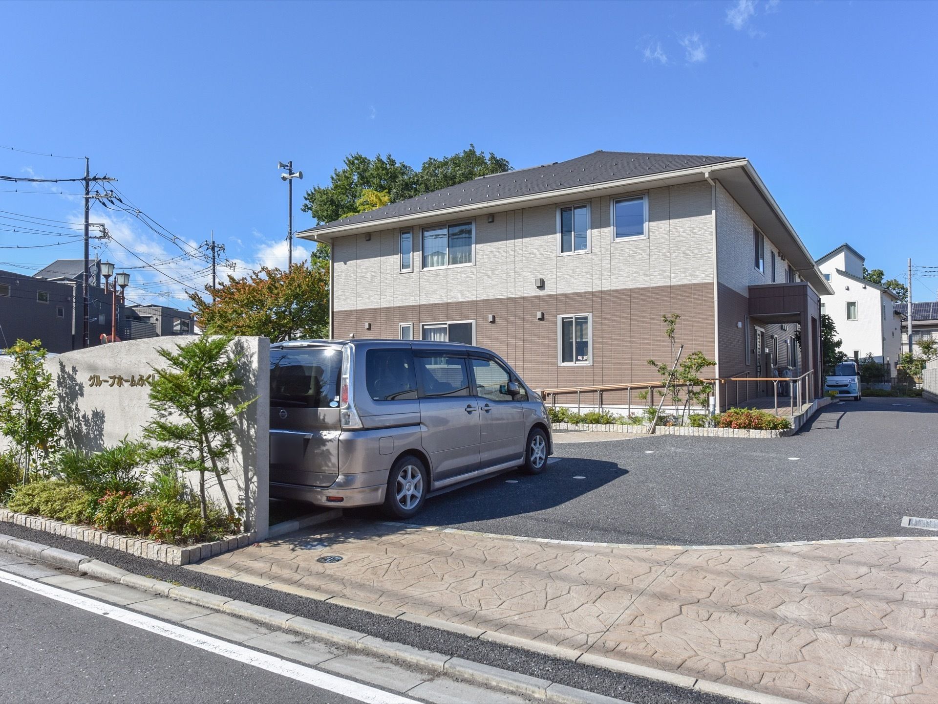 閑静な住宅地に立地し、静かな環境で過ごすことができる。駐車スペースを完備し、家族の来訪時に利用でき便利である。