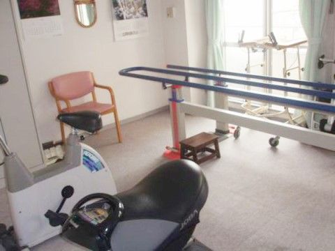 平行棒とトレーニングマシンが設置されたトレーニングルーム