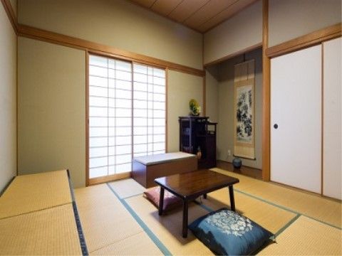 床の間もある、畳敷きの床の上にちゃぶ台が置かれた和風の部屋