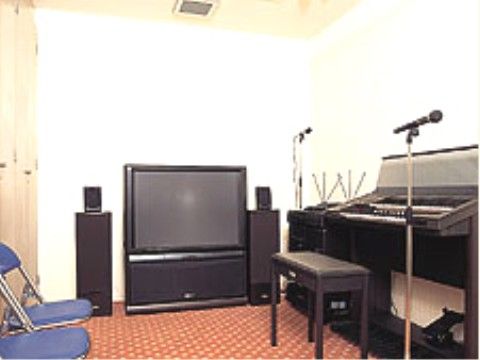 「敬老園サンテール千葉」のカラオケルーム。歌に熱中される方も多い。
