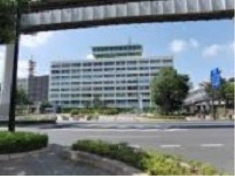 施設の周辺は、商業施設や官公庁が建ち並ぶ好立地である。徒歩圏内にあるので、買い物や行政の手続きがある時には便利である。
