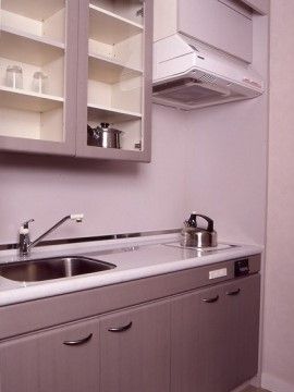「敬老園サンテール千葉」のキッチン。収納棚やシンクが備え付けられている。