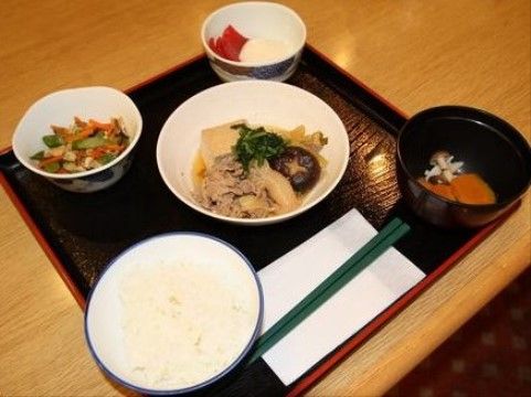 「敬老園サンテール千葉」のお食事。副菜、味噌汁等の美味しい料理がいただける。