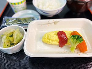 にんじんのグラッセとブロッコリーを添えたオムレツがメインのメニュー