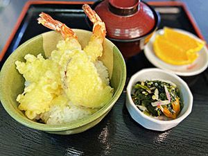 海老天丼と野菜の和え物とカットオレンジのデザートが付いたセット