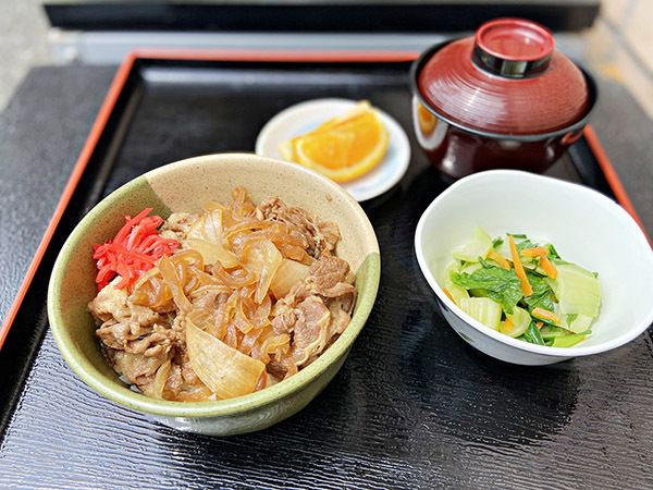 牛丼とおしんことカットオレンジのデザートのセット