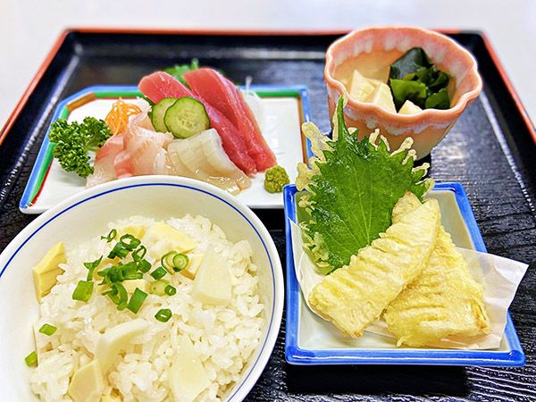 筍ご飯と刺身の盛り合わせと天ぷらのセット